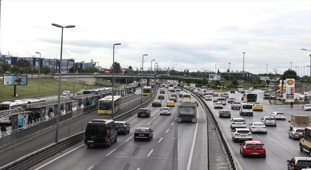 İstanbul’da sokağa çıkma kısıtlamasının sona ermesiyle trafik yoğunluğu arttı