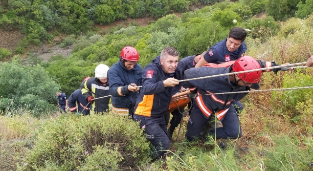 Manisa’da uçuruma yuvarlanan kamyonetteki iki kişi yaralandı