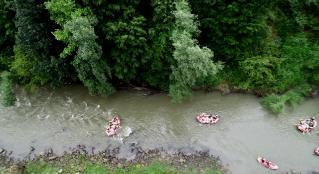 Maceraseverler Melen Çayı’nda rafting yaparak adrenalin depoladı