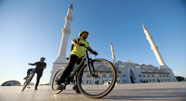 Üsküdarlı gençler müftü ve imamlarla ”iki teker iki dünya” sloganıyla pedal çeviriyor