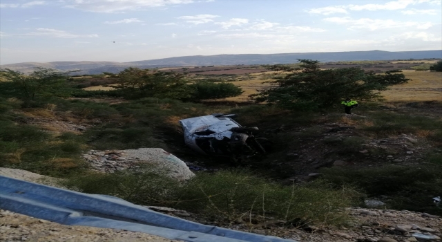 Malatya’da trafik kazasında kolu kopan sürücüsü, yola inan helikopter ambulansla hastaneye götürüldü