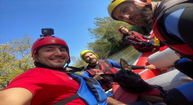 Sokak hayvanları konusunda farkındalık oluşturmak için köpekle rafting yaptı