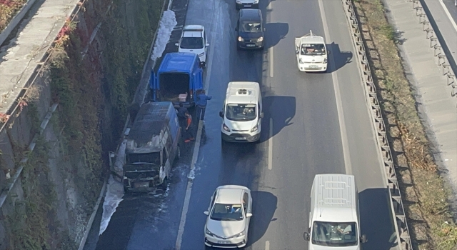 Bağcılar’da motoru alev alan kargo aracı kullanılamaz hale geldi