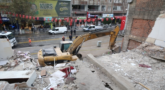 Malatya’da çöken binanın enkazını kaldırma çalışmaları sürüyor