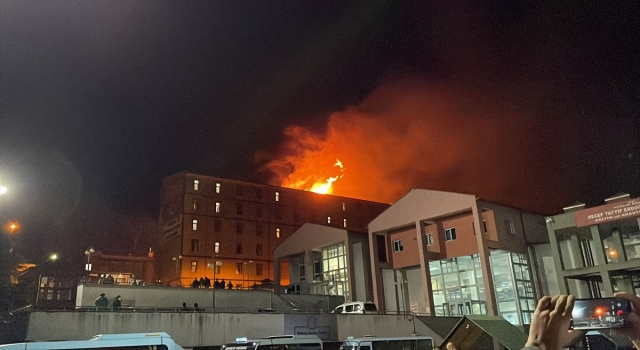 Rize’de çatısında yangın çıkan öğrenci yurdu boşaltıldı