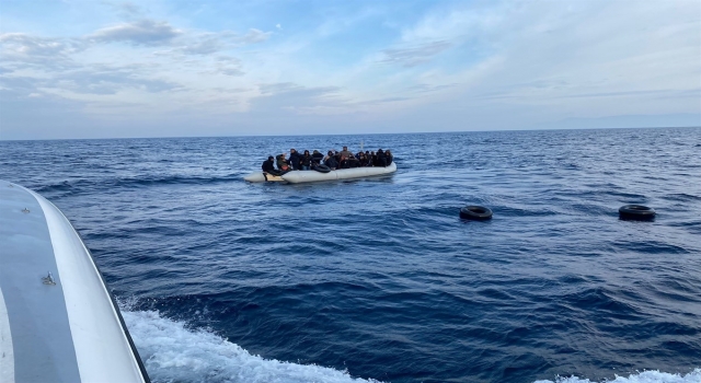 İzmir’de Yunanistan unsurlarınca geri itilen 65 düzensiz göçmen kurtarıldı