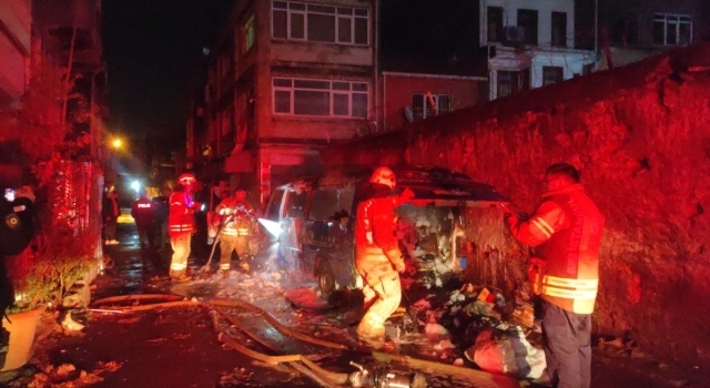 İstanbul’da park halindeki panelvan yandı