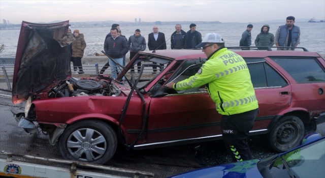 Fatih’te otomobille çarpışan aracın sürücüsü olay yerinden kaçtı