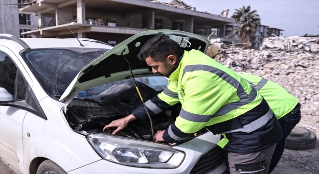 DSİ Aydın tamir ekibi, aracı arızalanan depremzedelerin yardımına koşuyor