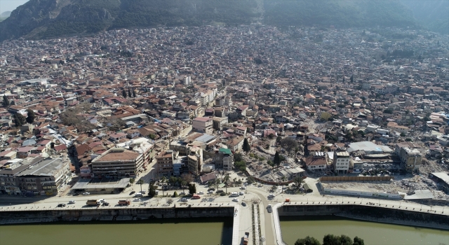 Depremler, tescilli Antakya künefesinin yapıldığı meydanı da yok etti