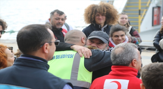 Yunanistan’dan sosyal dayanışma ekibi, depremzedelere yardım malzemesi getirdi