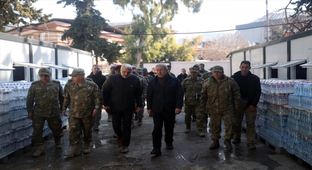 Bakan Akar’dan depremin vurduğu Hatay’ın Defne ve Kumlu ilçelerinde inceleme