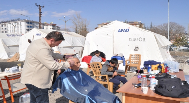 Gönüllü berber ve kuaförler, Afşin’de depremzedelere ücretsiz hizmet veriyor