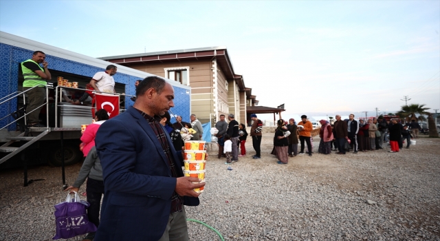 Hatay’da konteyner ve çadır kentlerde kalan depremzedeler ilk iftarı yaptı