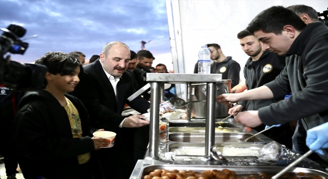 Bakan Varank, Hatay’da çadır kentte iftar yaptı