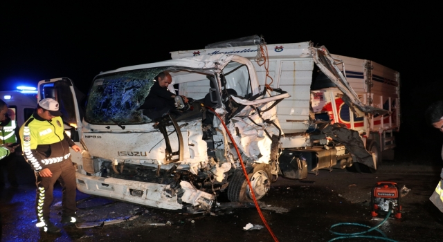 Kilis’te tırla kamyonetin çarpıştığı kazada 3 kişi yaralandı