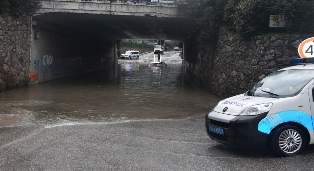 İzmir’de sağanak hayatı olumsuz etkiledi