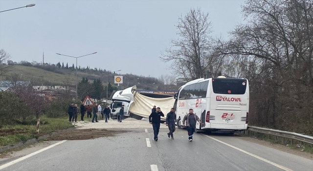 YalovaBursa kara yolunda devrilen tır ulaşımı aksattı