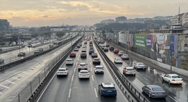 İstanbul’da yağışlı havanın etkisiyle trafik yoğunluğu yüzde 85’e çıktı