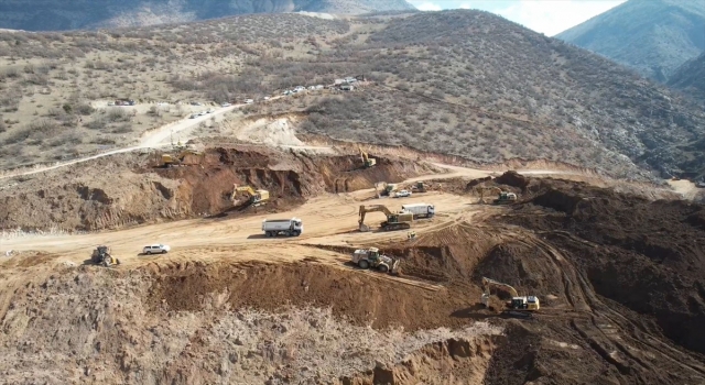 Erzincan Valisi Aydoğdu, maden ocağında toprak altında kalan işçilerin aileleriyle görüştü