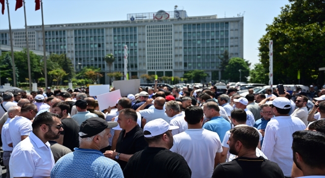 İETT’ye bağlı özel halk otobüsü sahiplerinden İBB binası önünde protesto