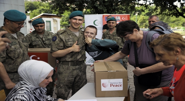 Türk askeri, Bosna Hersek’te Kurban Bayramı için gıda kolisi dağıttı