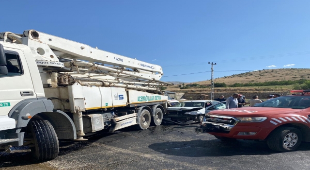 Malatya’da beton pompası aracına çarpan otomobildeki 5 kişi yaralandı