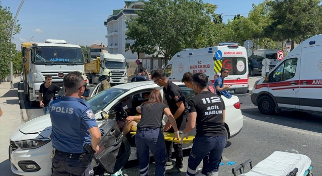 Büyükçekmece’de ambulans ile otomobilin çarpıştığı kazada 4 kişi yaralandı