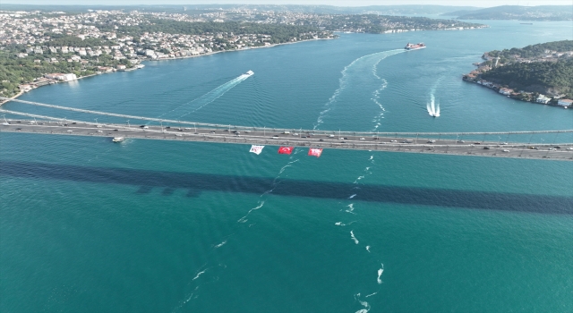 İstanbul’daki köprülere Türk bayrağı asıldı