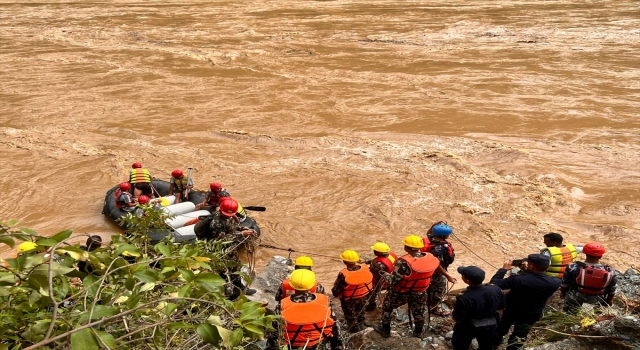 Nepal’de iki ayrı kazada otobüslerin nehre yuvarlanması sonucunda toplam 62 kişi kayboldu