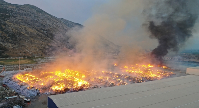 Aydın’da kağıt fabrikasında çıkan yangına müdahale ediliyor