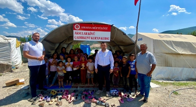 Amasya’da mevsimlik tarım işçilerinin çocuklarına çadır kentte Kur’anı Kerim öğretiliyor