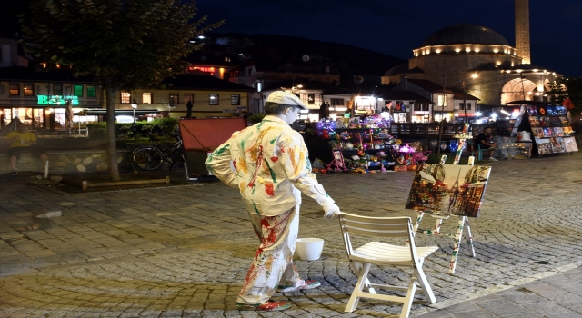 Kosova’da canlı heykel performansına yoğun ilgi