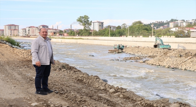 Taşkın ve heyelanların meydana geldiği Arhavi’de temizlik ile yol yapım çalışmaları sürüyor