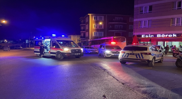 Eskişehir’de motosikletin hafif ticari araç ve polis motosikletine çarpması sonucu 4 kişi yaralandı