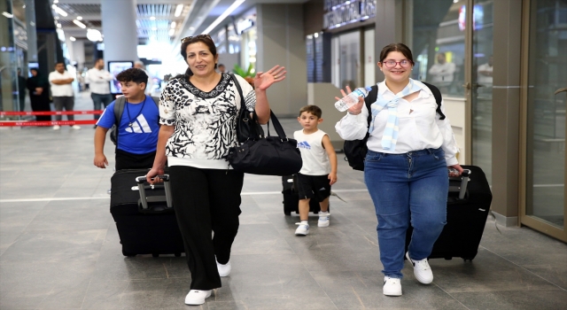 Lübnan’dan ayrılmak isteyen Türk vatandaşları uçakla İstanbul’a geldi