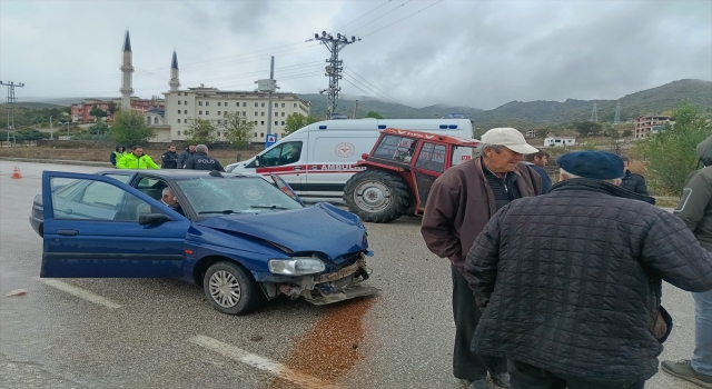 Tokat’ta otomobil ile traktörün çarpıştığı kazada 4 kişi yaralandı