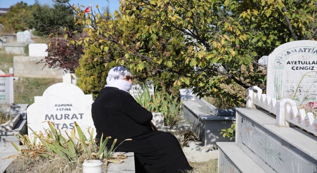 Van depreminde hayatını kaybedenler kabirleri başında anıldı