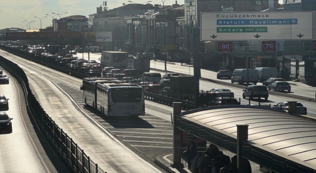 Avcılar’da metrobüsün motorunda çıkan yangın söndürüldü