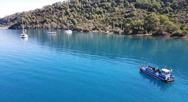 Marmaris Körfezi’nde deniz yüzeyinde biriken atıklar toplandı