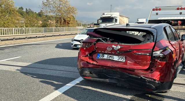 Anadolu Otoyolu’nun Düzce kesiminde zincirleme trafik kazasında 4 kişi yaralandı