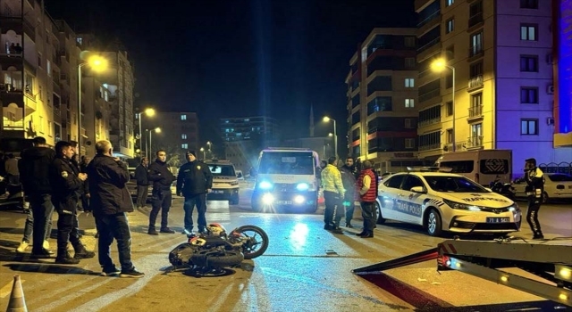 Kırıkkale’de kamyona çarpan motosikletteki 2 kişi yaralandı