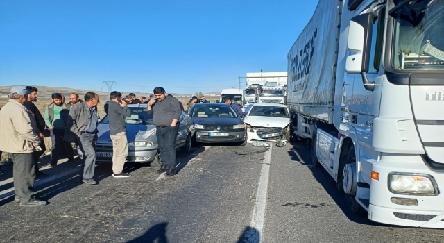 Kars’ta 6 aracın karıştığı zincirleme trafik kazasında biri ağır 2 kişi yaralandı