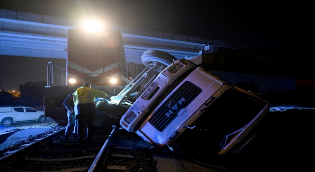 Edirne’de yolcu treni raylarda bırakılan beton pompası aracına çarptı