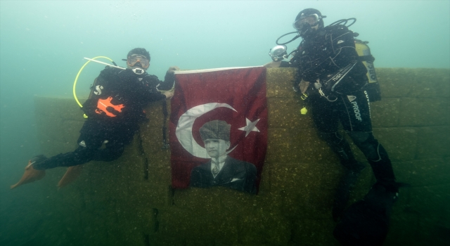 29 Ekim Cumhuriyet Bayramı Van Gölü’nün derinliklerinde kutlandı