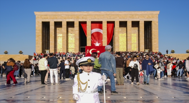 Anıtkabir’de askerlerin nöbet değişimini taklit eden minik Barskan, ziyaretçilerin ilgi odağı oldu