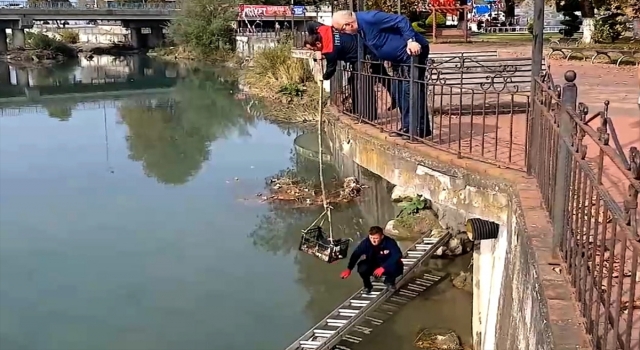 Zonguldak’ta çayda mahsur kalan kedi itfaiye merdiveniyle kurtarıldı