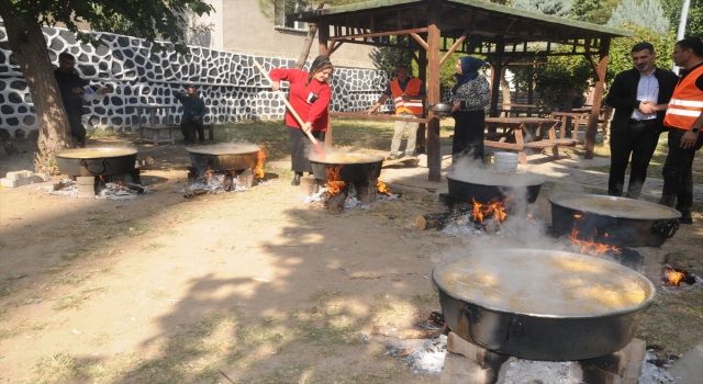 Şırnak’taki etkinlikte kazanlarda buğdayla hazırlanan yemek vatandaşlara ikram edildi 