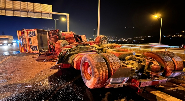 Hatay’da otomobil taşıyan tırın devrilmesi sonucu sürücü yaralandı