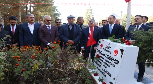 Ulaştırma ve Altyapı Bakanı Uraloğlu, şehit Ömer Halisdemir’in kabrini ziyaret etti